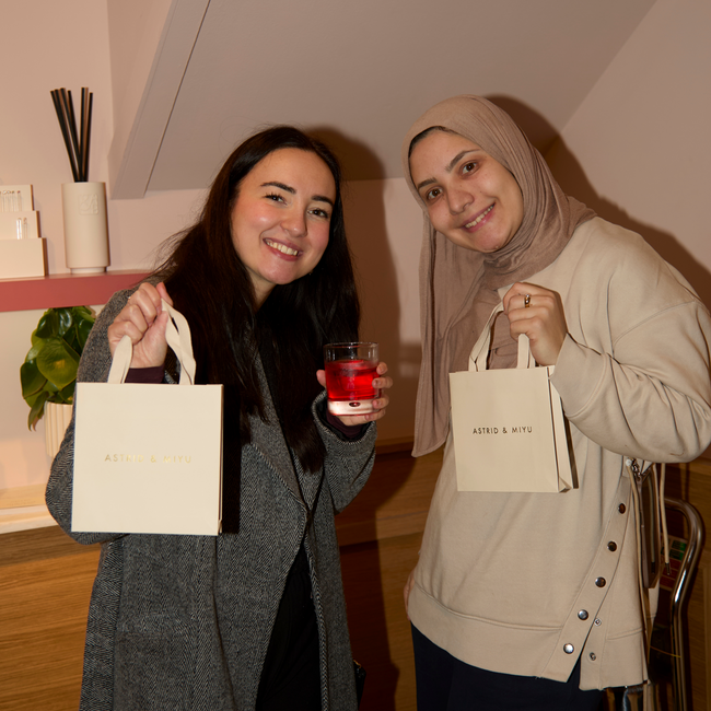 1_e76ca881-9488-4b0d-b9fc-a1e1a4d78f77-Astrid & Miyu