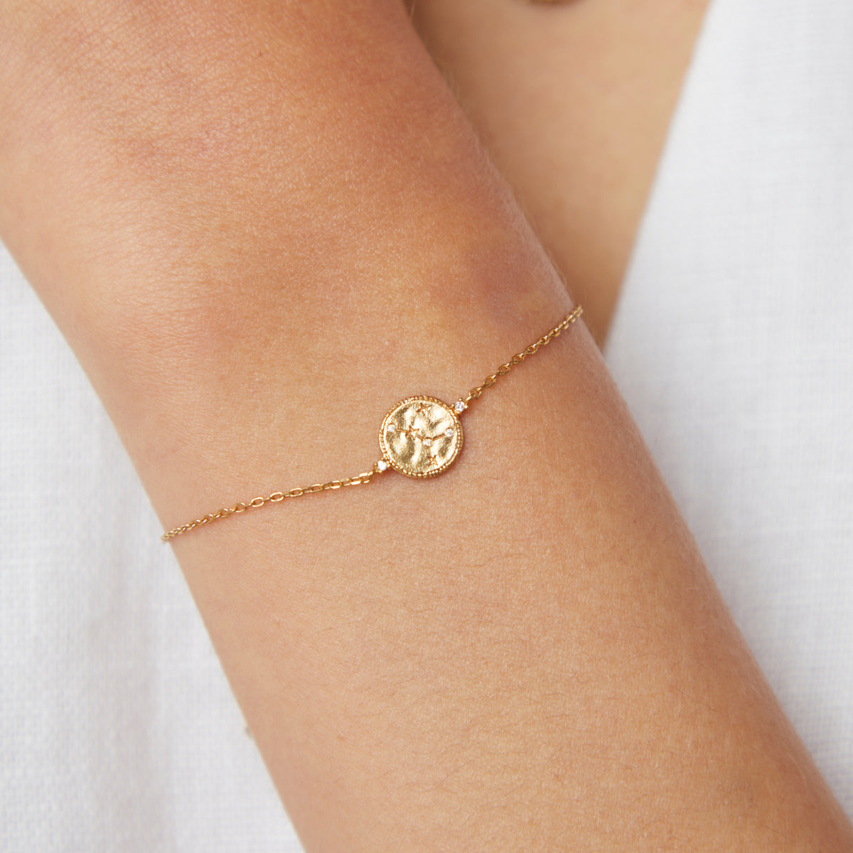 18k Gold Plated Jewellery - Cancer Zodiac Bracelet in Gold - Zodiac - Astrid & Miyu