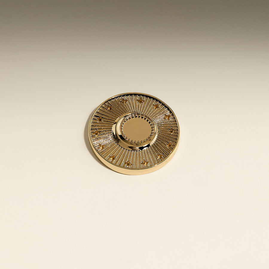 AM26-ADV-GFT-COIN-S_1-Astrid & Miyu