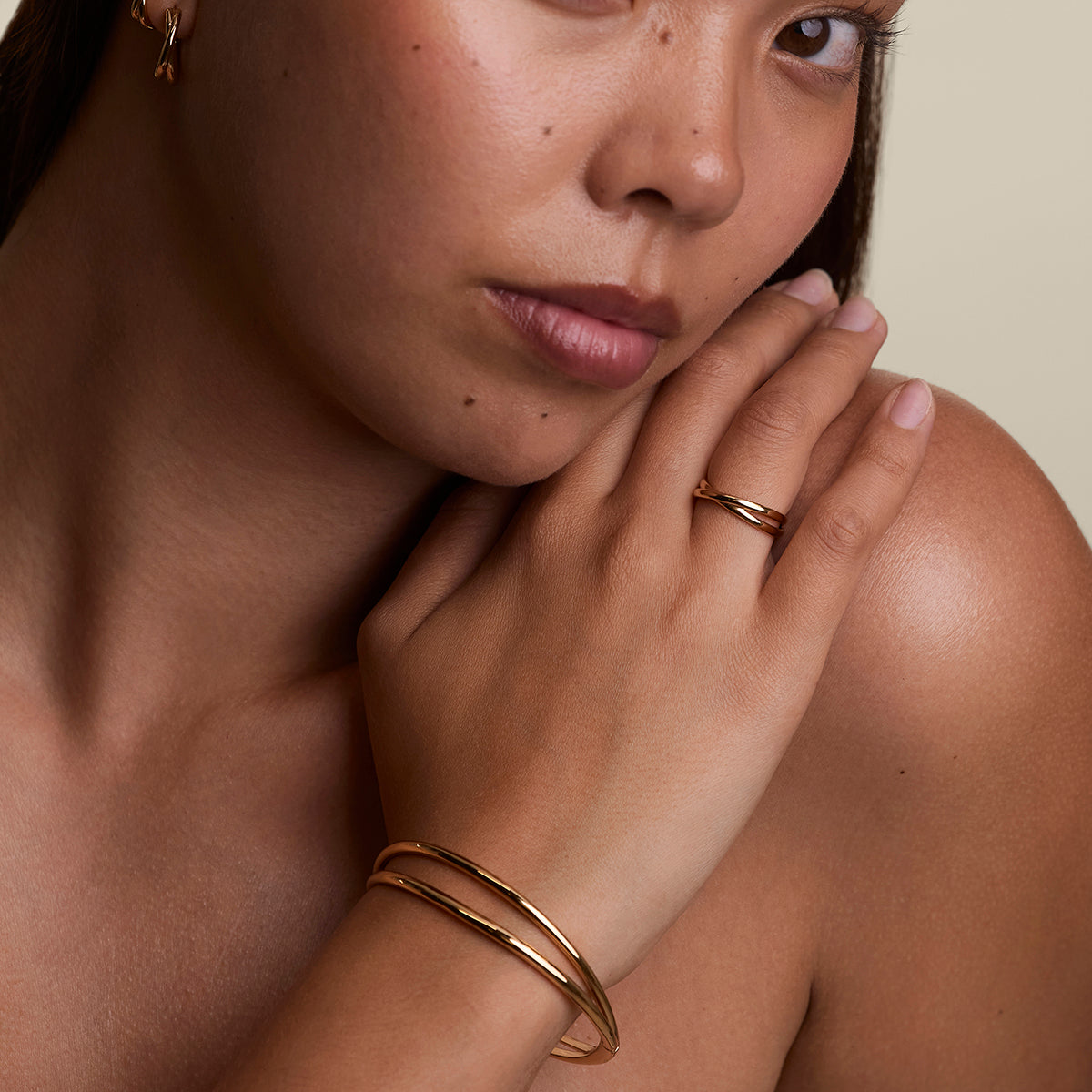 Crossover Illusion Band Ring in Gold-Astrid & Miyu