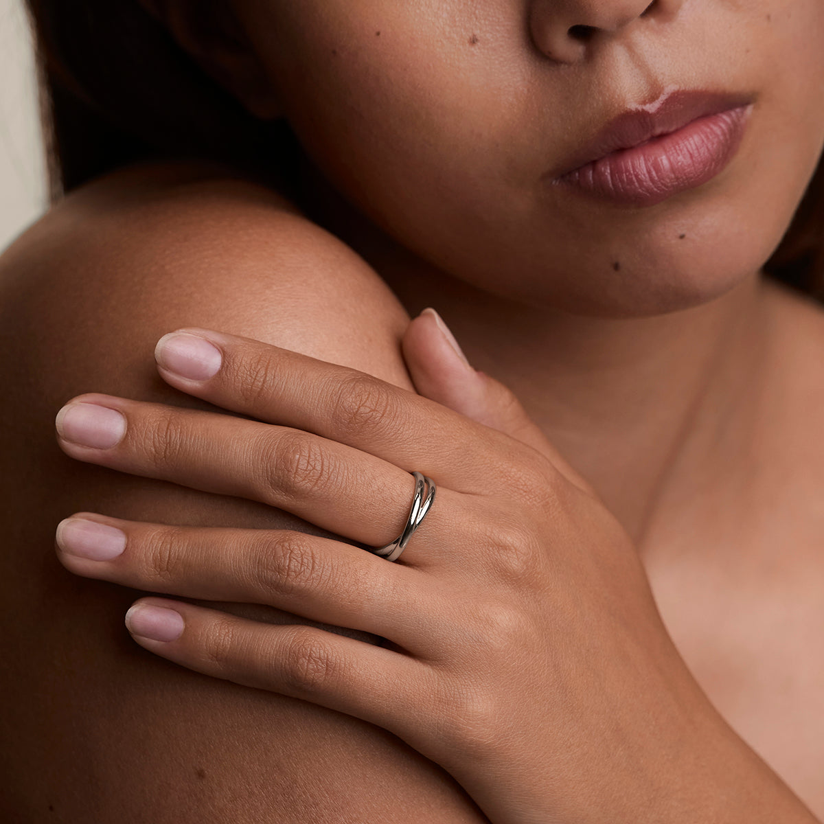Crossover Illusion Band Ring in Silver-Astrid & Miyu