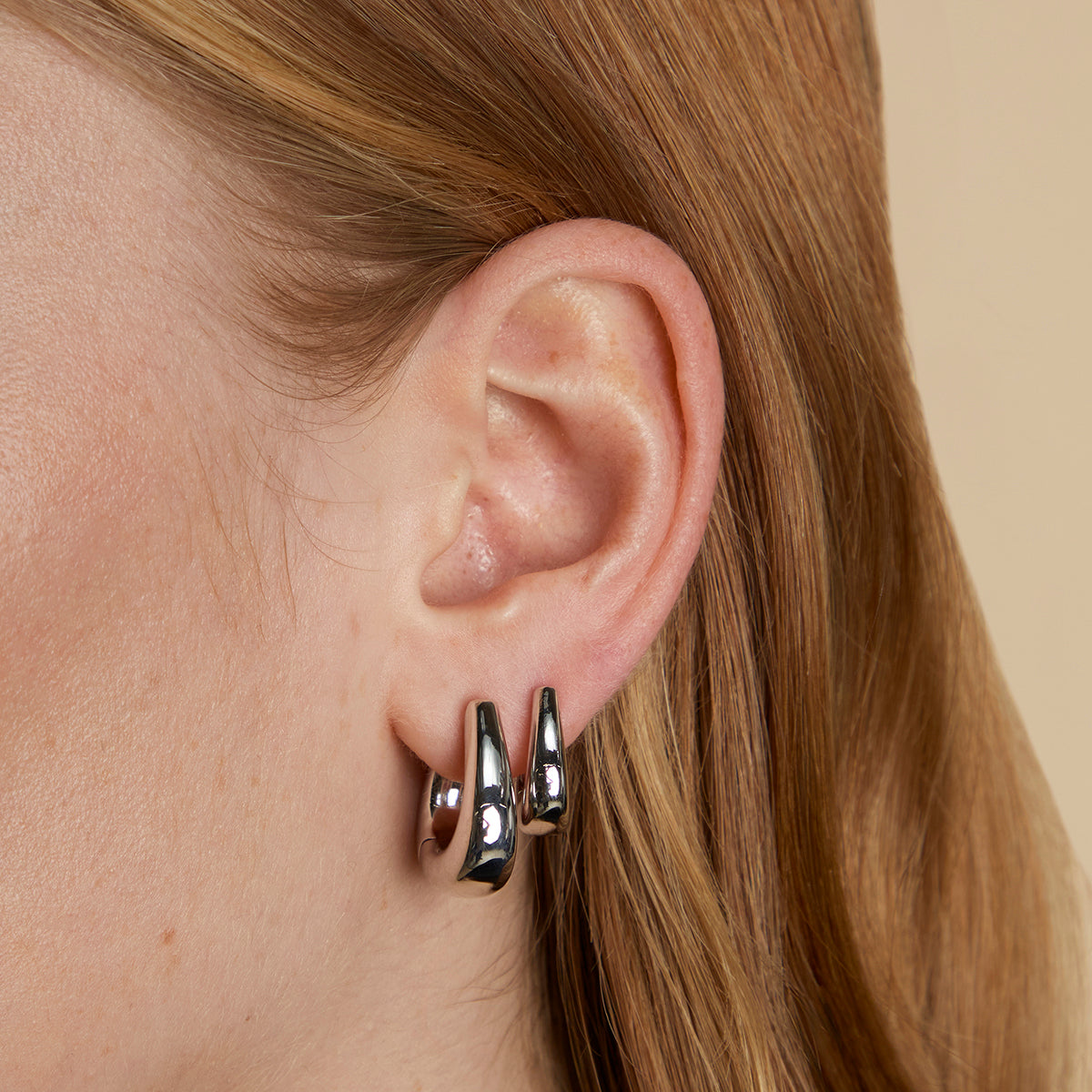 Saddle Small Hoops in Silver-Astrid & Miyu
