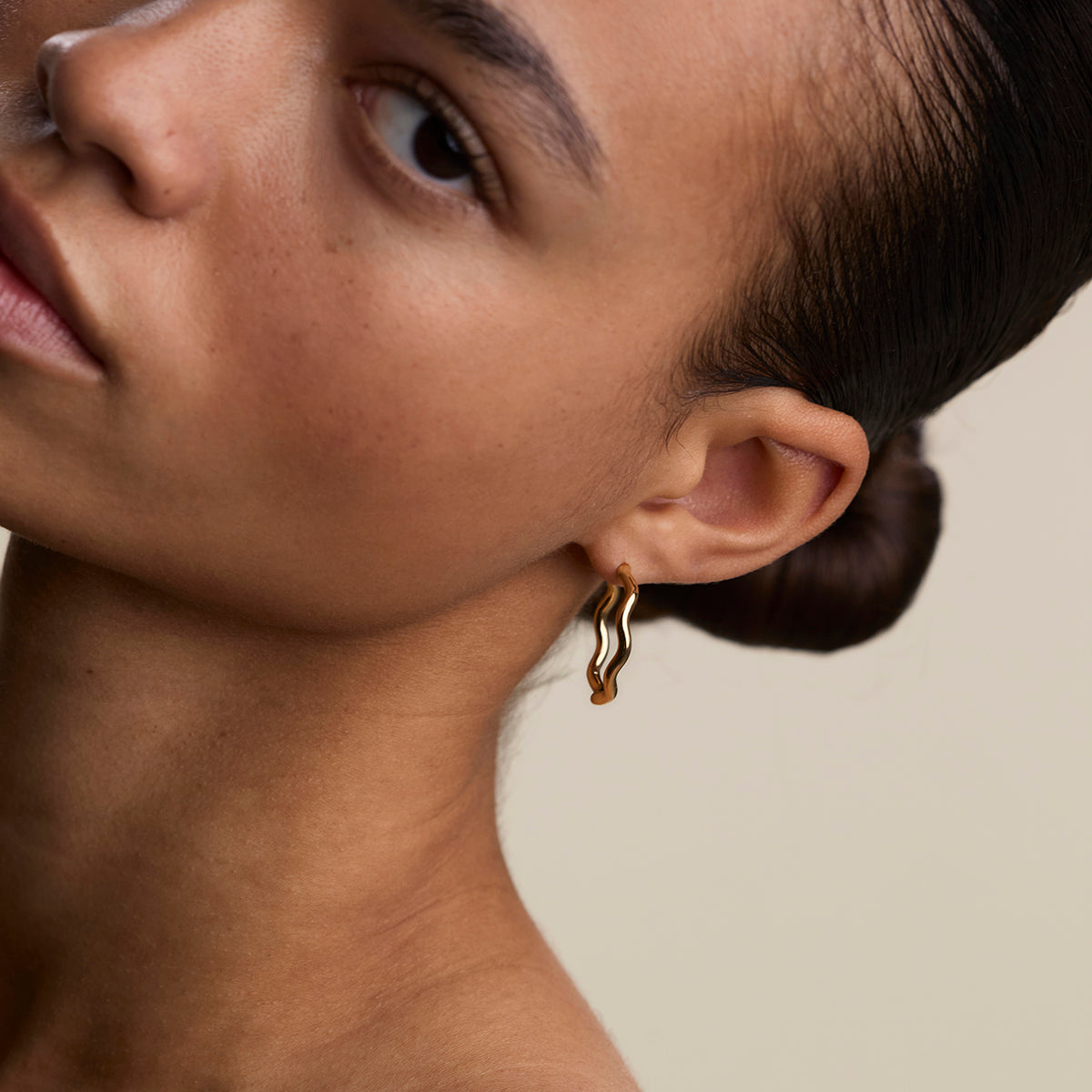 Scalloped Large Hoops in Gold-Astrid & Miyu