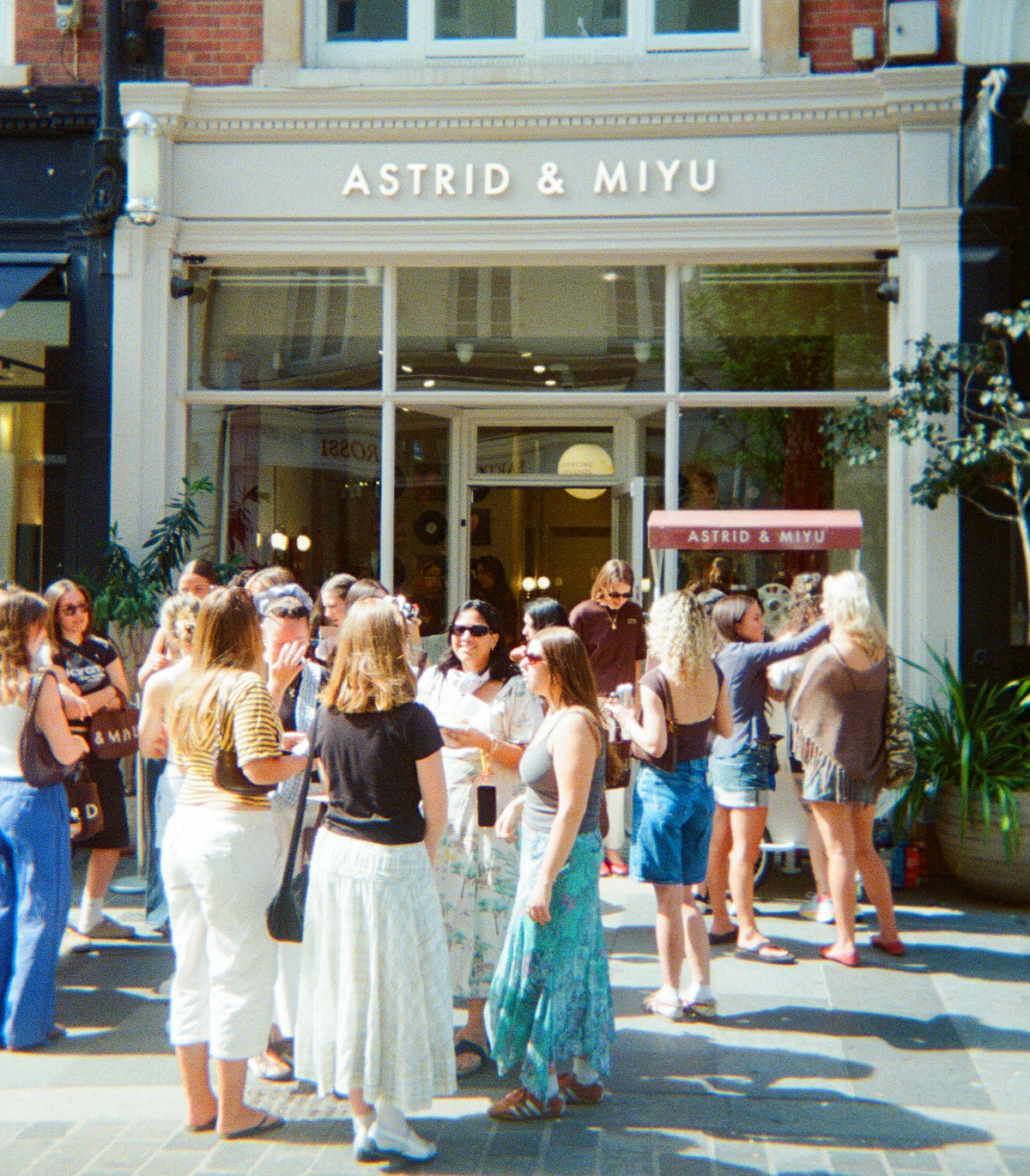 Hero_Split_1_1-Astrid & Miyu