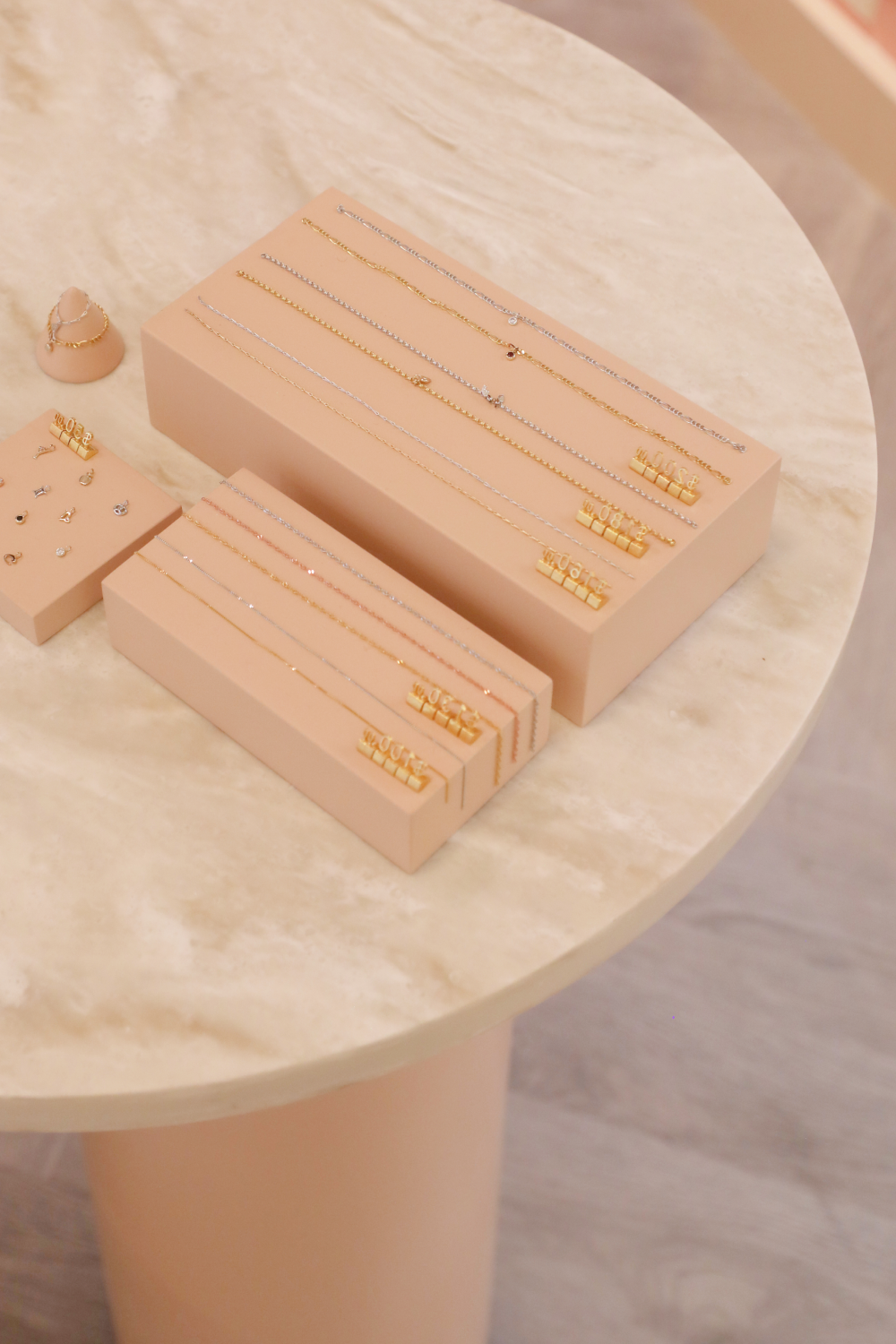 Marble_finishes_1-Astrid & Miyu