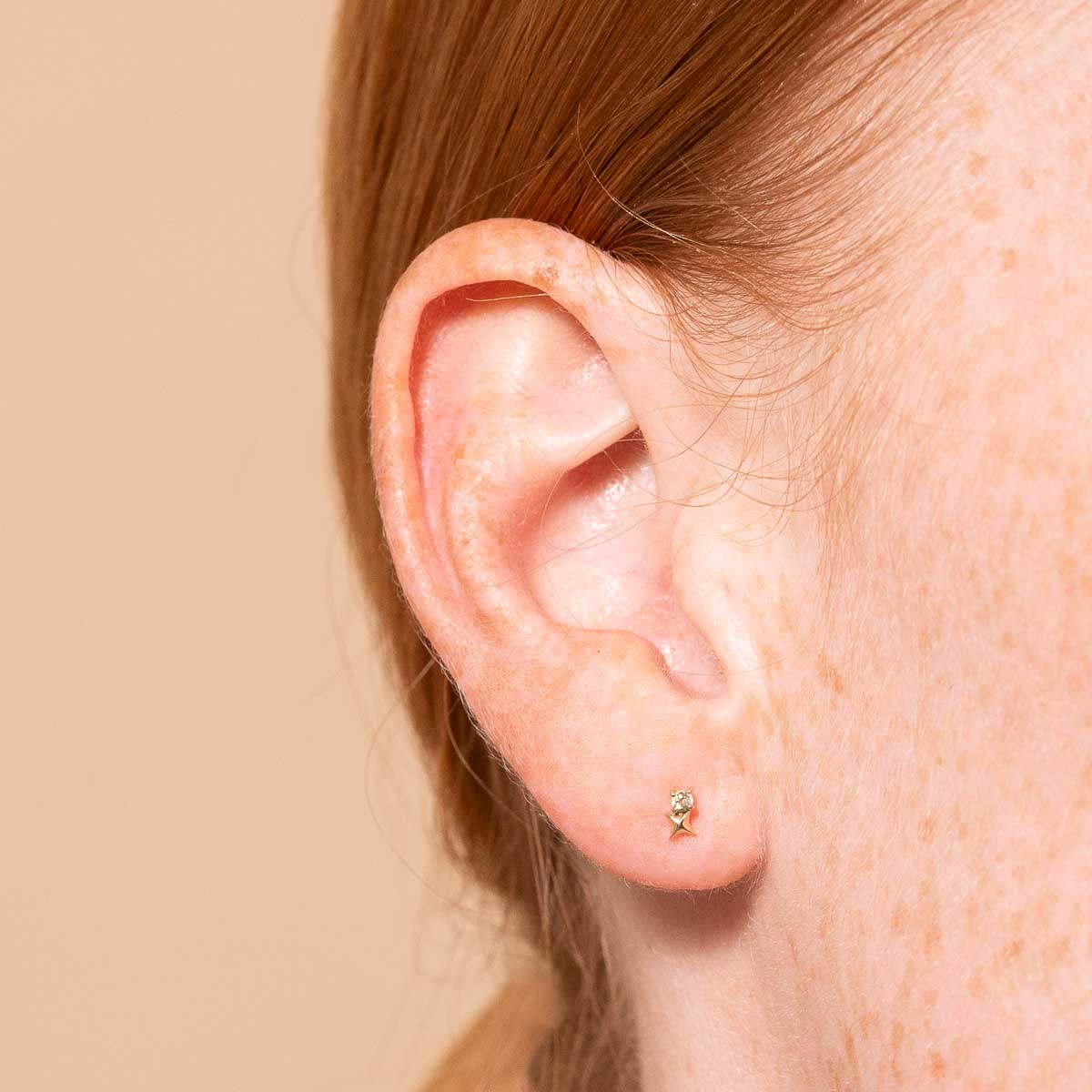August Peridot - August Peridot Birthstone Earrings in Solid Gold - Stud Earrings - Astrid &amp; Miyu