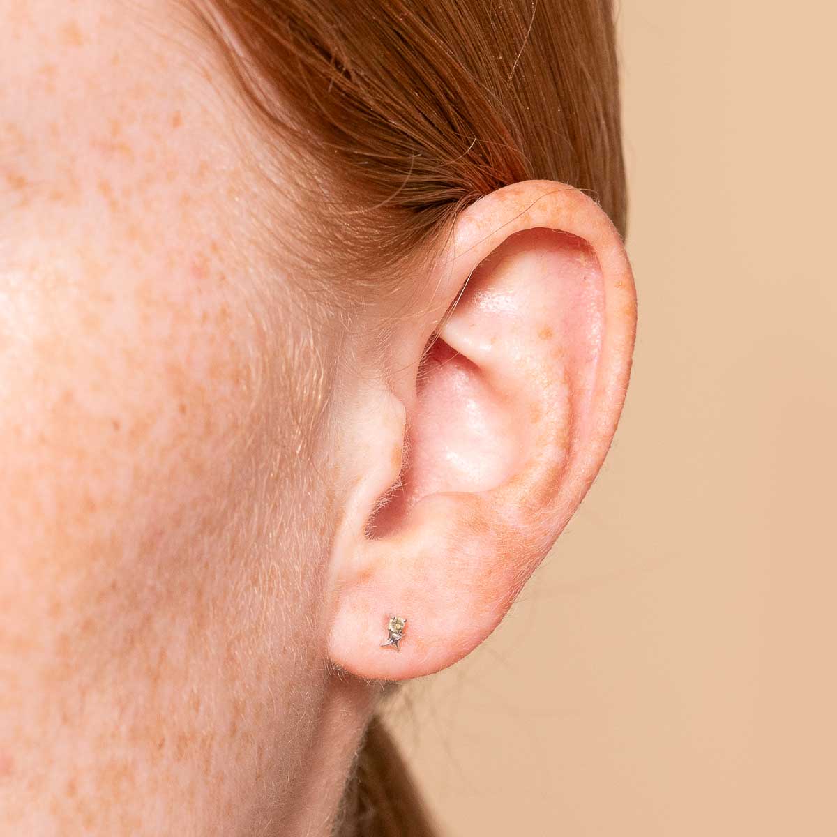 August Peridot - August Peridot Birthstone Earrings in Solid White Gold - Stud Earrings - Astrid &amp; Miyu