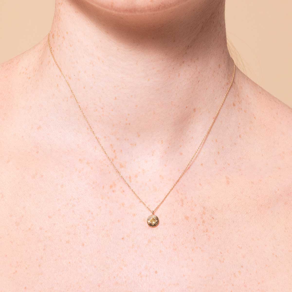 August Peridot - August Peridot Birthstone Necklace in Solid Gold - Pendant Necklace - Astrid &amp; Miyu