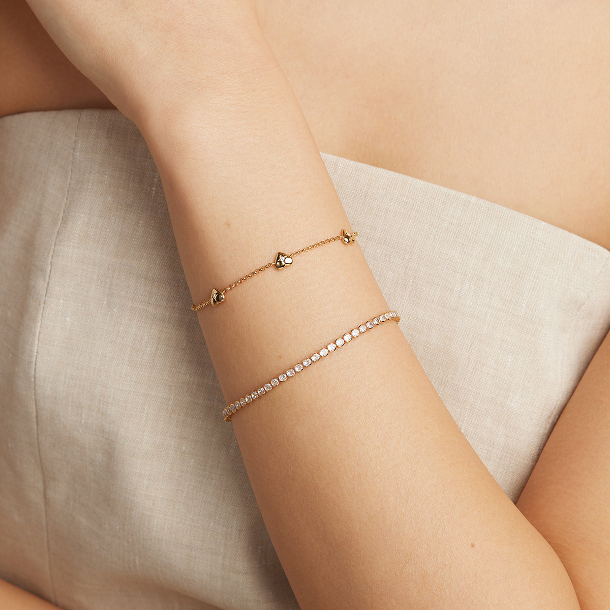 18k Gold Plated Jewellery - Heart Charm Bracelet in Gold - Charm Bracelets - Astrid &amp; Miyu