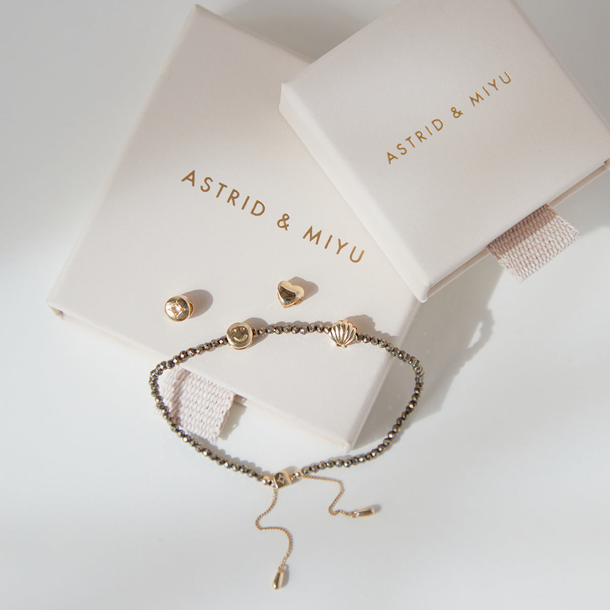 A&M Junior Collection - Shell Click Charm in 9k Gold - Click Charm - Astrid &amp; Miyu