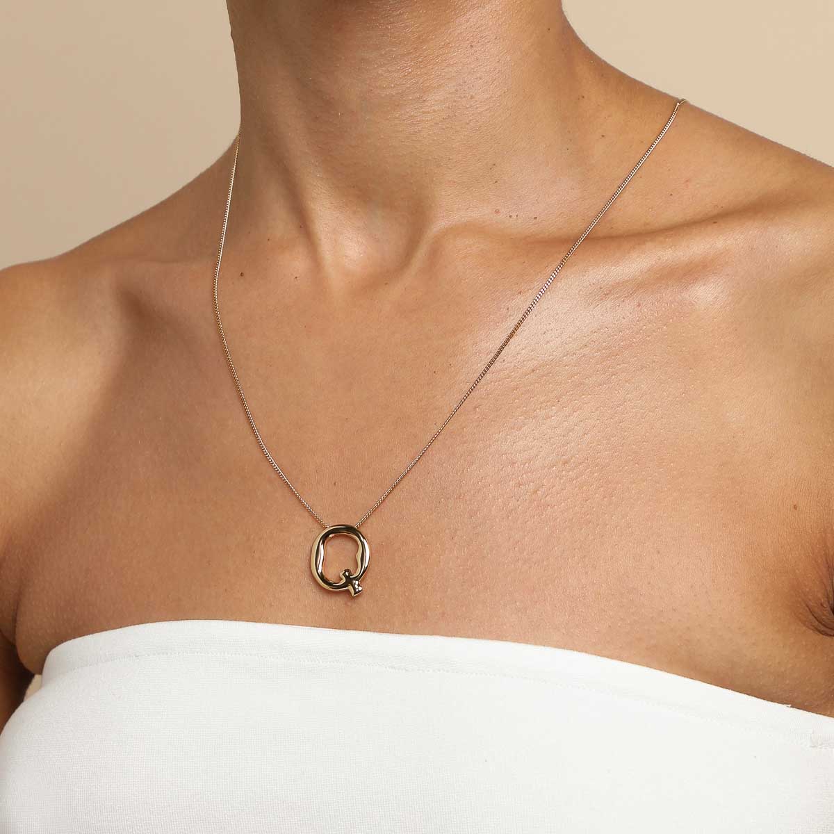 18k Gold Plated Jewellery - Q Initial Bold Pendant Necklace in Gold - Pendant Necklace - Astrid &amp; Miyu