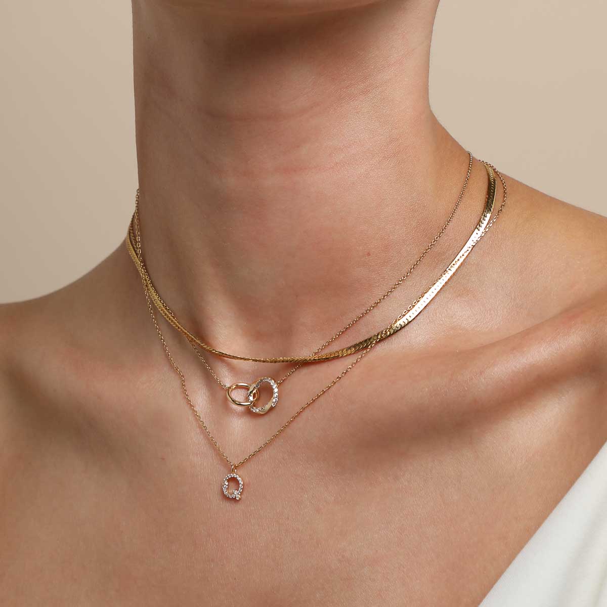 18k Gold Plated Jewellery - Q Initial Pavé Pendant Necklace in Gold - Pendant Necklace - Astrid &amp; Miyu