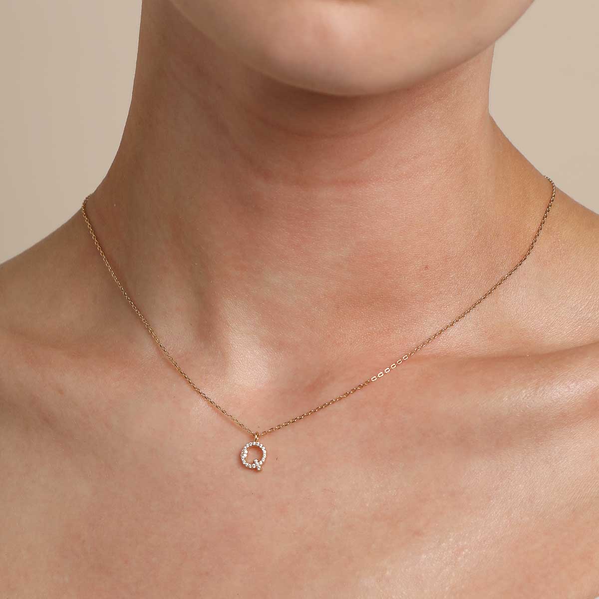 18k Gold Plated Jewellery - Q Initial Pavé Pendant Necklace in Gold - Pendant Necklace - Astrid &amp; Miyu