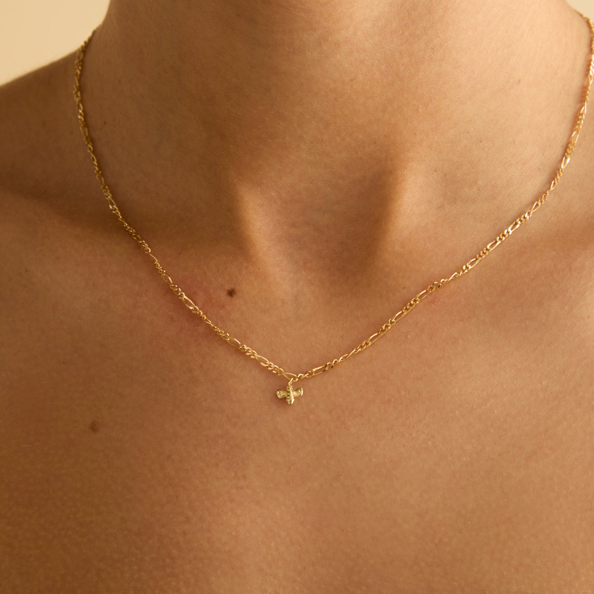 Manchester Bee Charm 9k Gold-Astrid &amp; Miyu