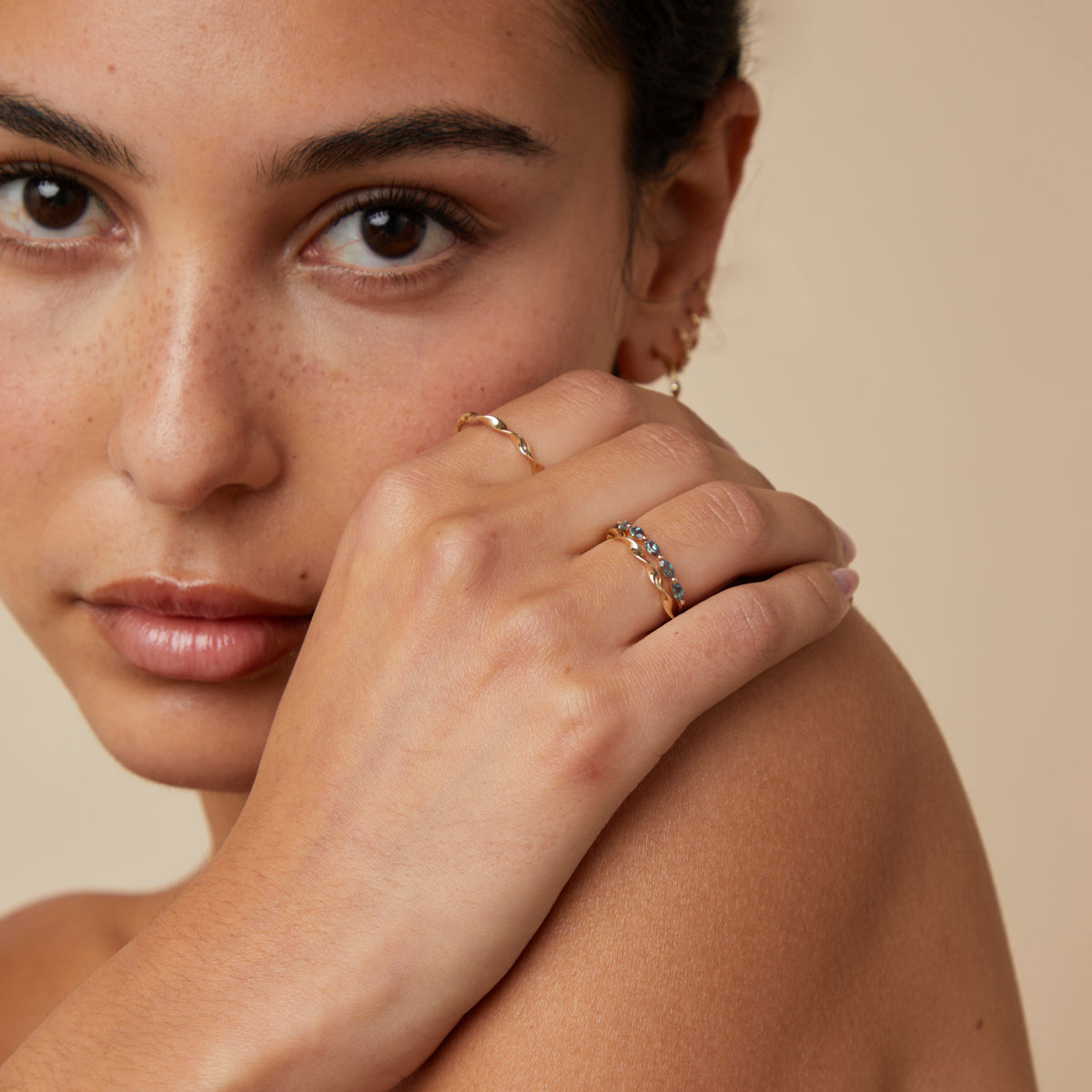 Rings - Twist Band Ring in Solid Gold - Band Rings - Astrid &amp; Miyu