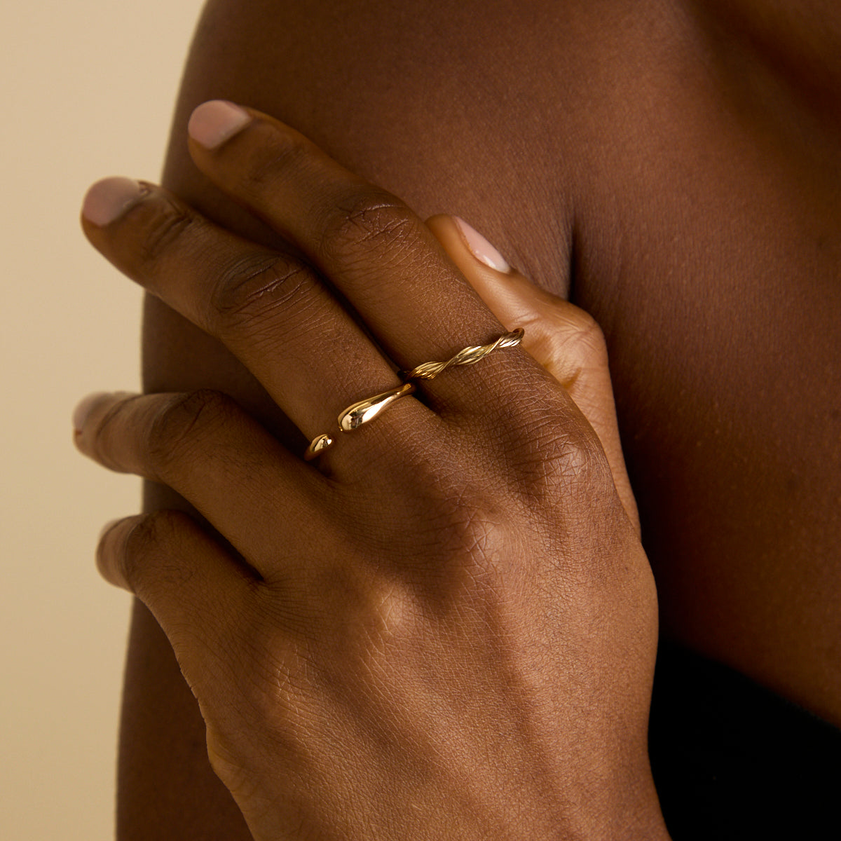 18k Gold Plated Jewellery - Twist Band Ring in Gold - Band Ring - Astrid &amp; Miyu