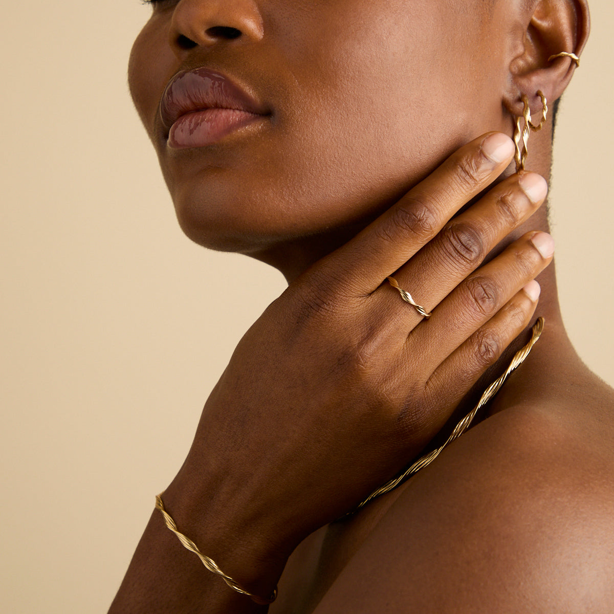 18k Gold Plated Jewellery - Twist Band Ring in Gold - Band Ring - Astrid &amp; Miyu