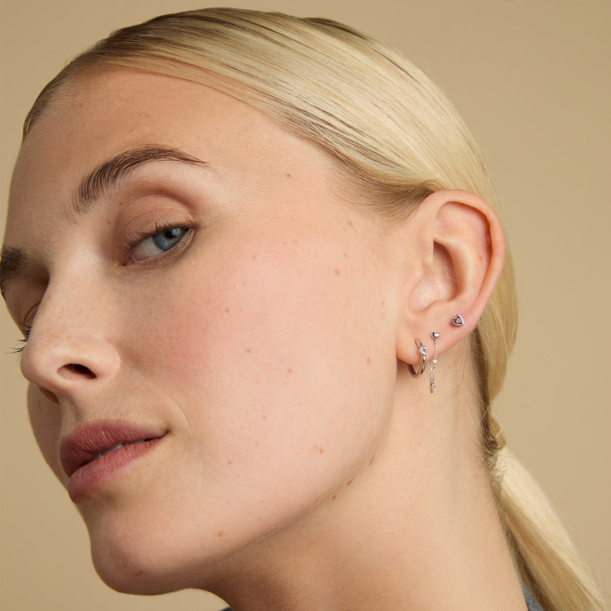 Earrings - Heart Topaz Chain Studs in Solid White Gold - Stud Earrings - Astrid &amp; Miyu