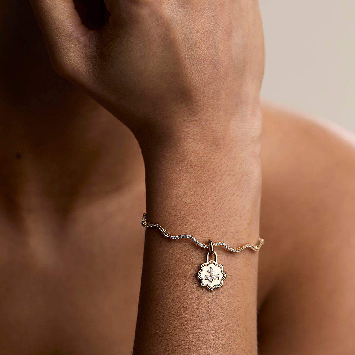 Scalloped Tennis Chain Bracelet in Gold-Astrid &amp; Miyu