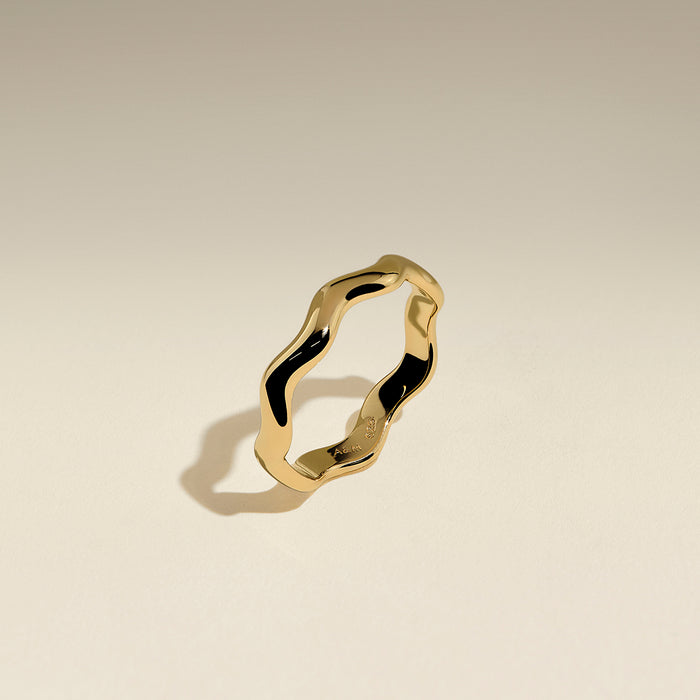 Scalloped Band Ring in Gold-Astrid &amp; Miyu