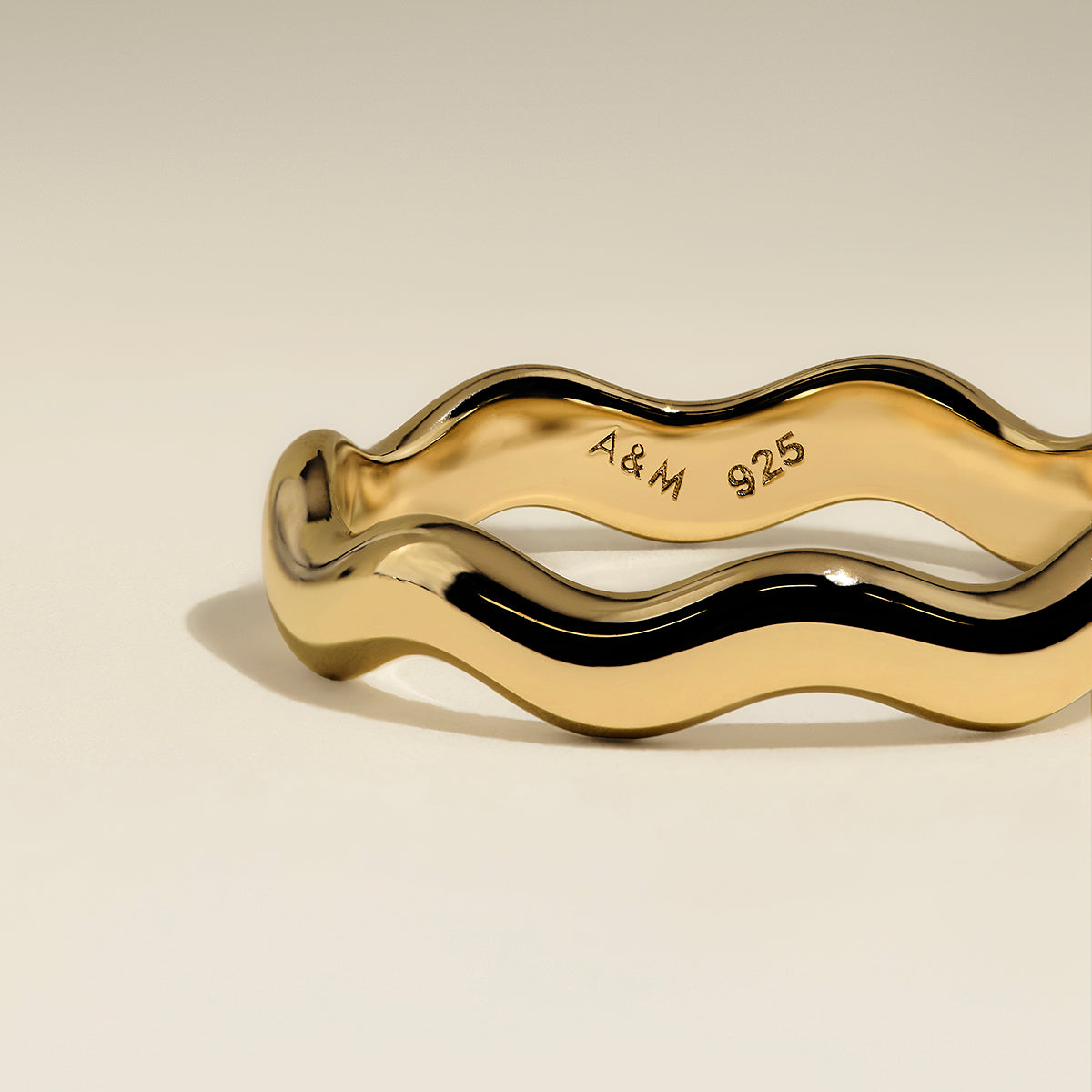 Scalloped Band Ring in Gold-Astrid &amp; Miyu
