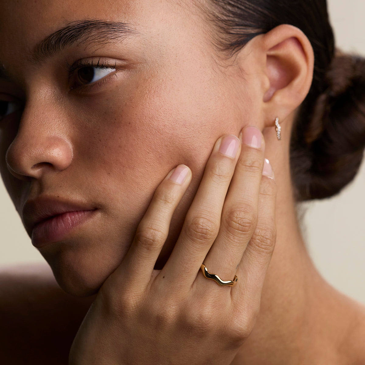 Scalloped Band Ring in Gold-Astrid &amp; Miyu