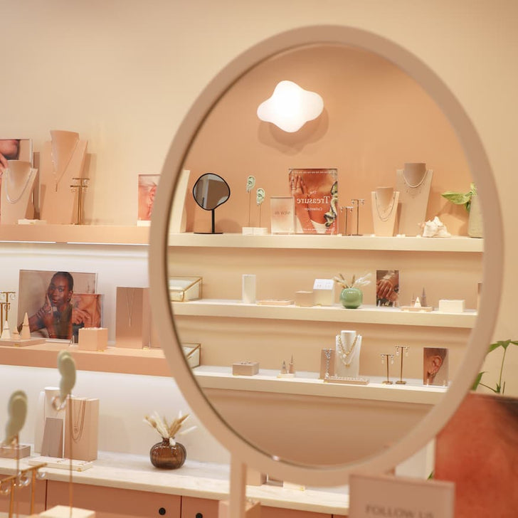 Bath-store-mirror-painting-Astrid &amp; Miyu