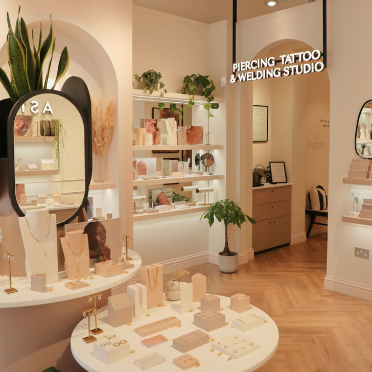 Main_Image_Glasgow-Astrid &amp; Miyu
