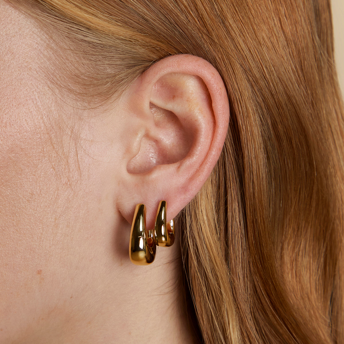 Saddle Medium Hoops in Gold-Astrid &amp; Miyu