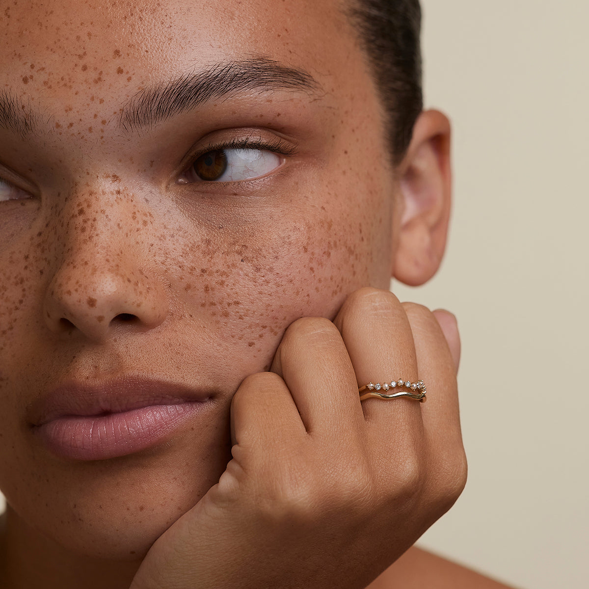 Scalloped Band Ring in Solid Gold-Astrid &amp; Miyu