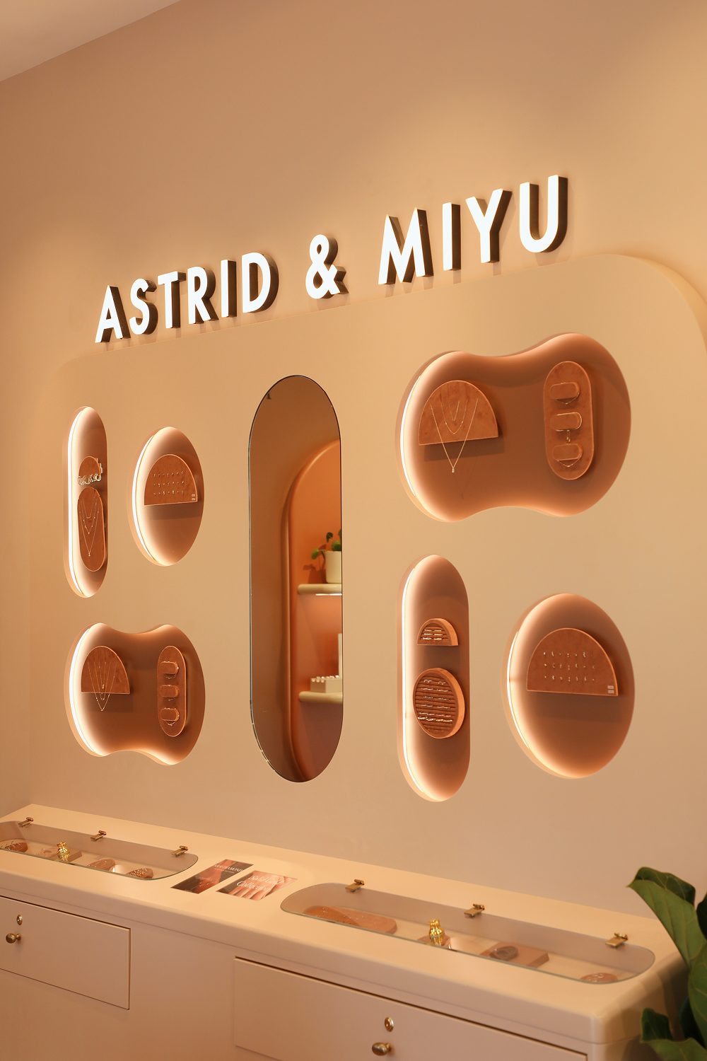Statement_Walls-Astrid &amp; Miyu