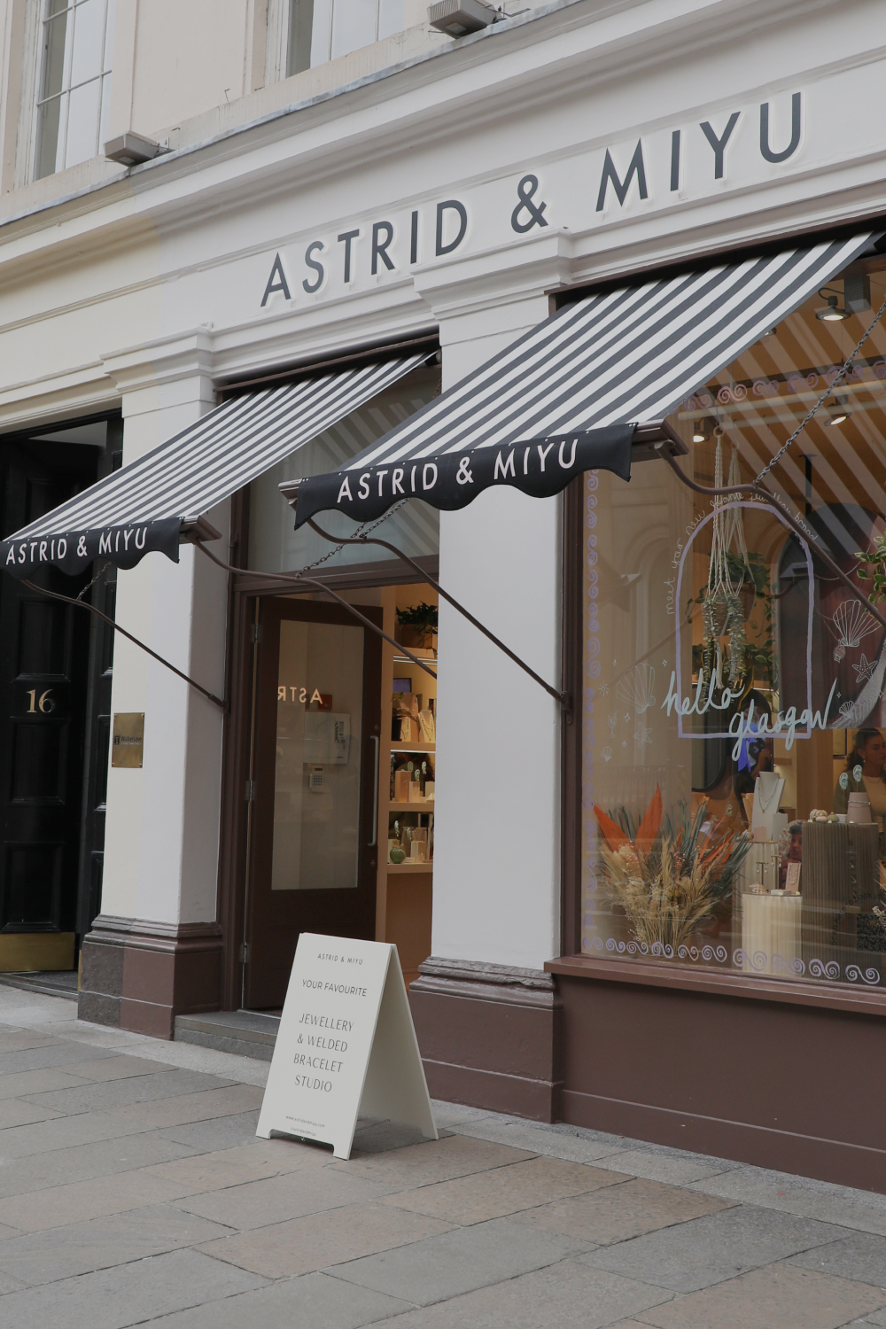 Traditional_awning_glasgow_3-Astrid &amp; Miyu