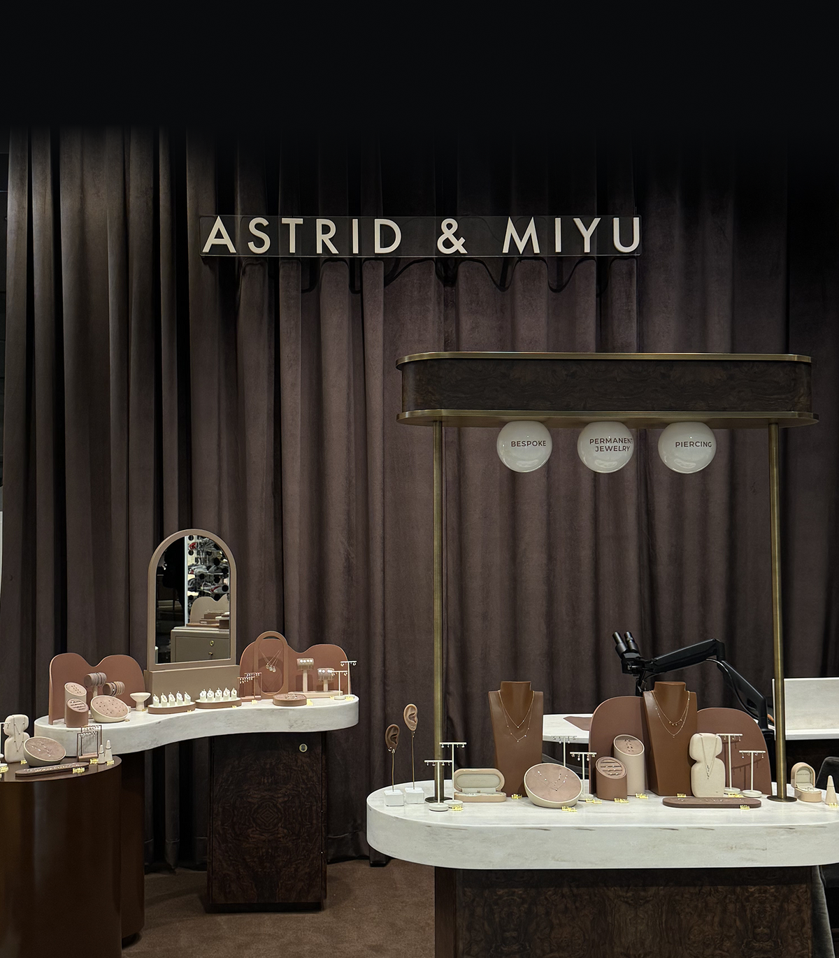Williamsburg_Desktop_1-Astrid &amp; Miyu